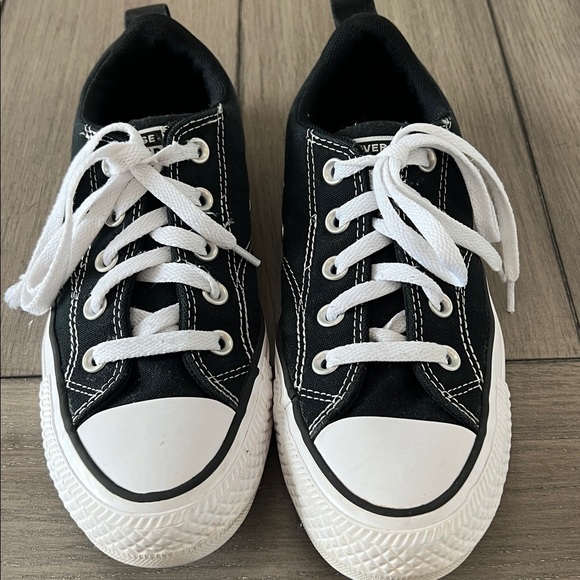 Black Low Top Converse - Youth Size 5 - Picture 2 of 7